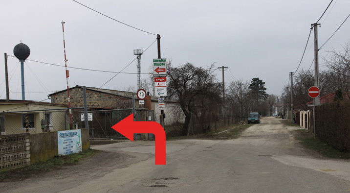 Na konci ulice zaboč do ľava - vjazd do areálu: DP Viničné