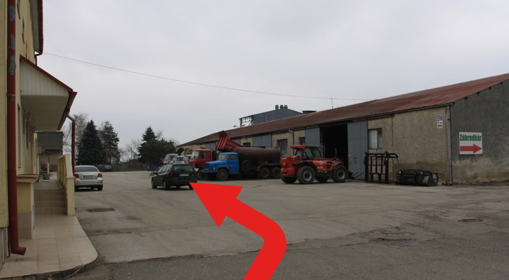 Za bránou zaboč do ľava a choď rovno !