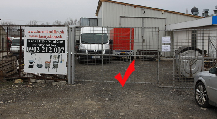 Po pravej strane (skoro na konci) sa nachádza sklad označený: Lacné kotlíky !