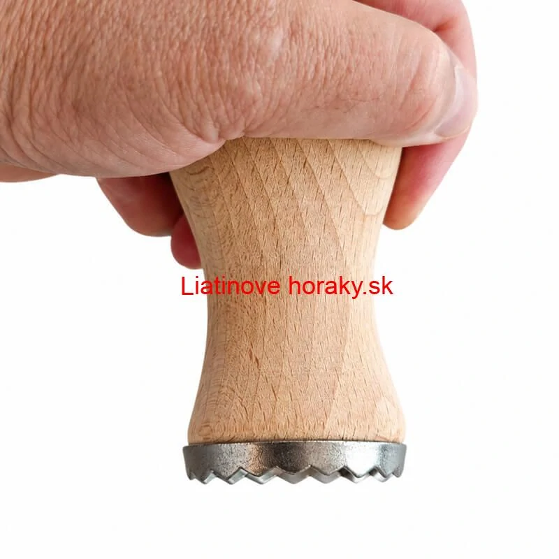 Ručný tĺčik na mäso s drevenou rukoväťou